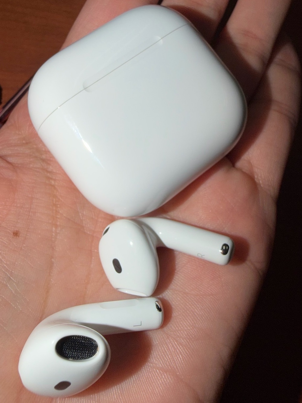 Apple Airpods 4 with Noise Cancellation and Pink Case - Picture 2 of 11